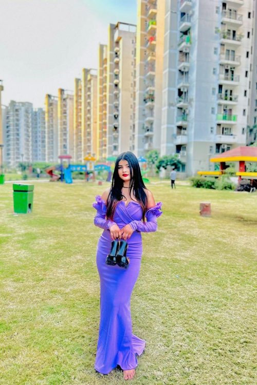 Brunette call girl Lahore