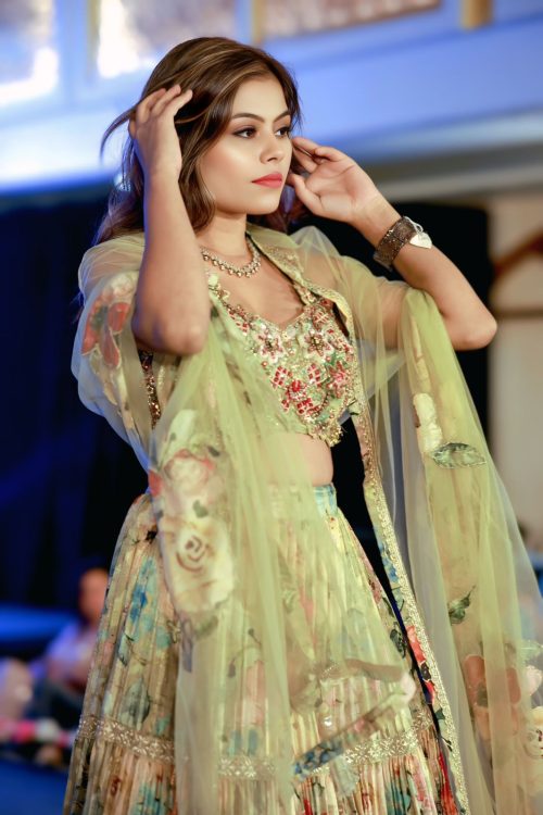 Brunette call girl Lahore